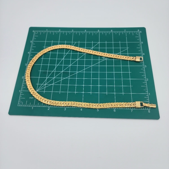 Elegant Gold Chocker Necklace - Picture 7 of 8